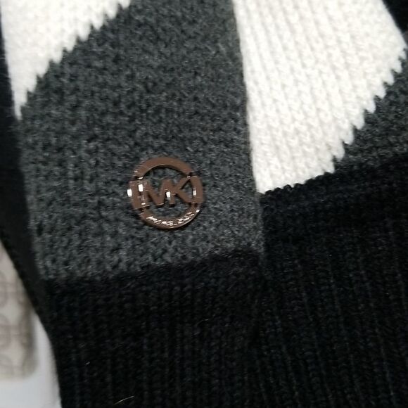 Michael Kors Women Scarf LOGO Knit Wool Blend Stripped Zigzag Gray White Black - Picture 3 of 9